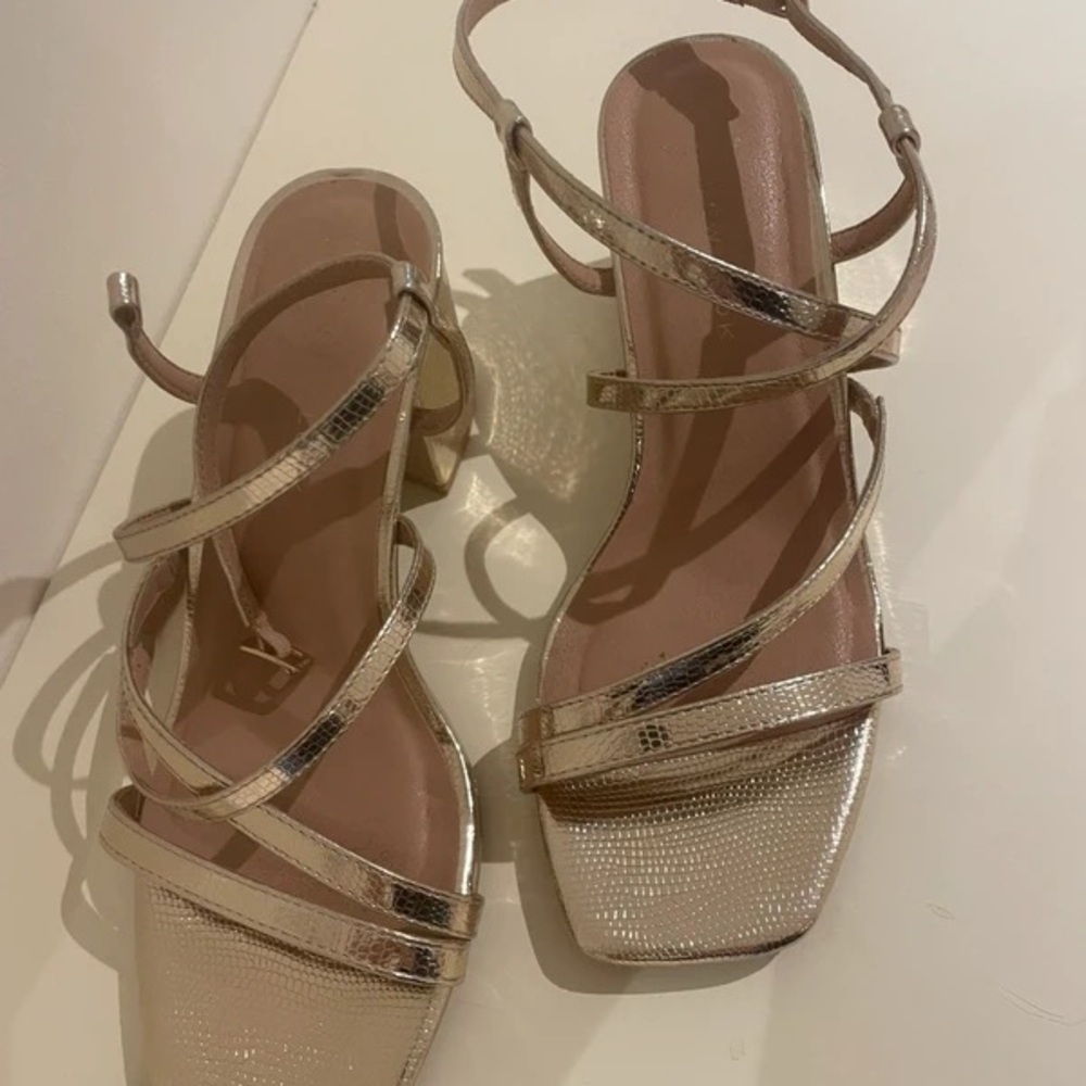 Chic Strappy Gold Heels